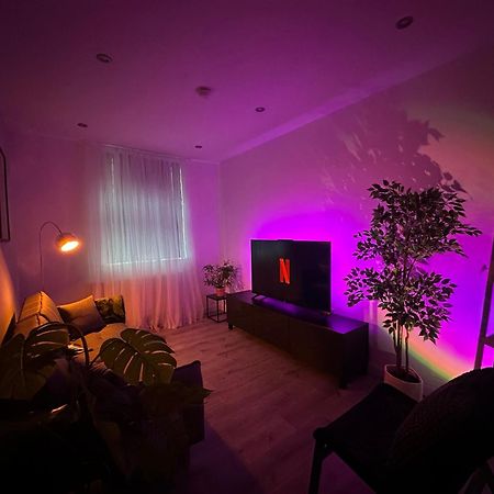 Retro Suite A Luxury Apartment With King Size Bed Wii Games And Entertainment Leicester Bagian luar foto