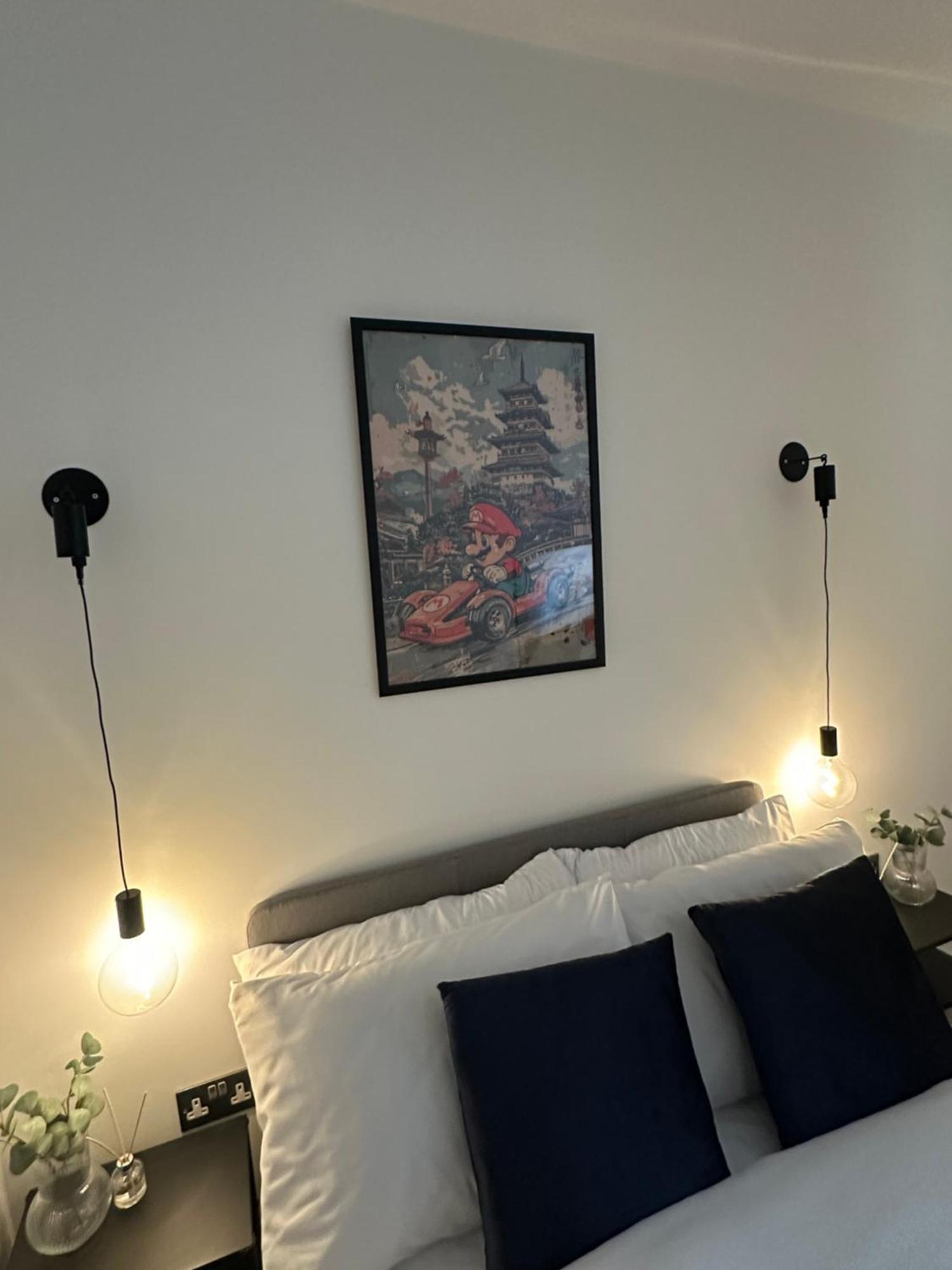 Retro Suite A Luxury Apartment With King Size Bed Wii Games And Entertainment Leicester Bagian luar foto