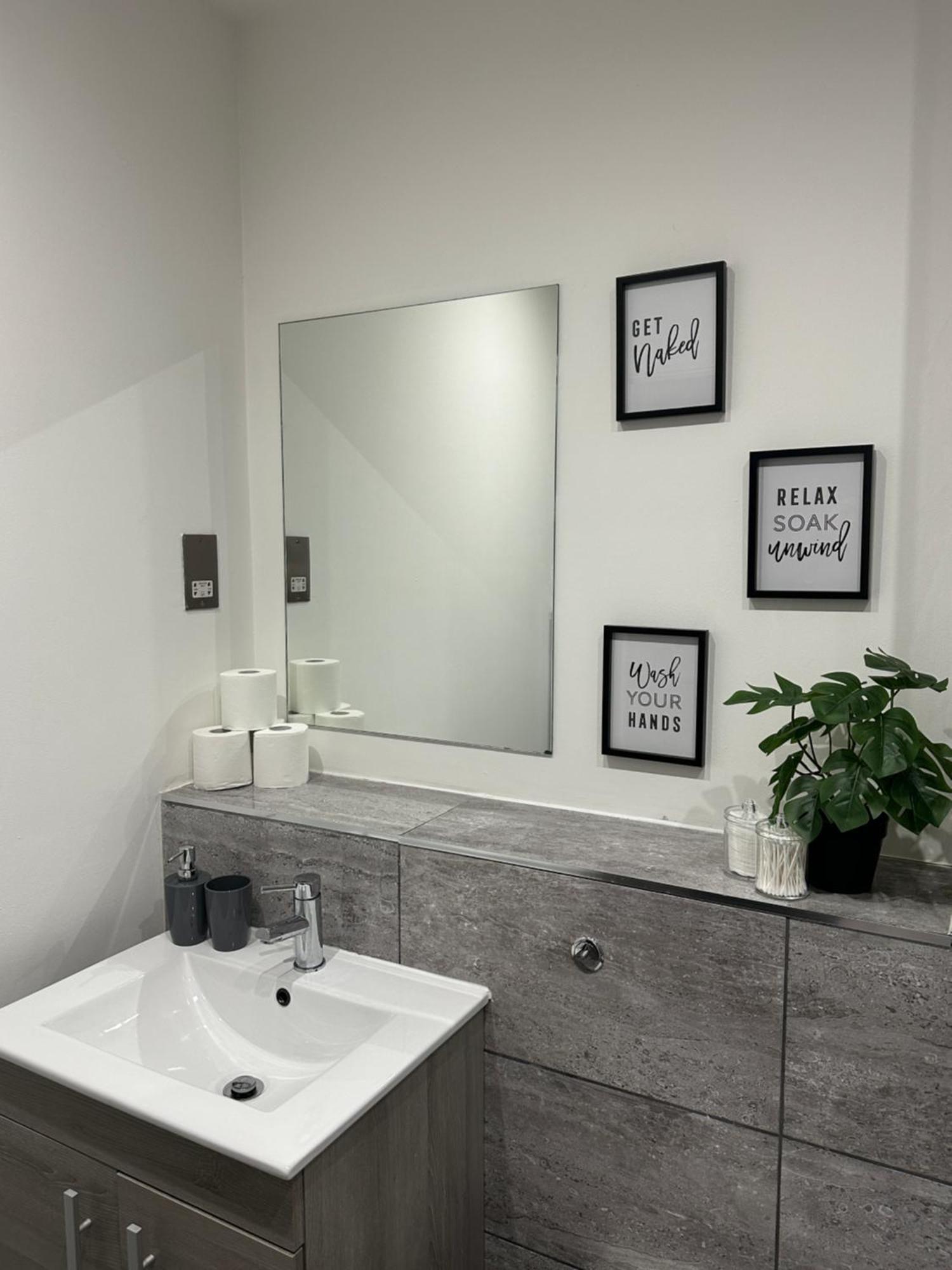 Retro Suite A Luxury Apartment With King Size Bed Wii Games And Entertainment Leicester Bagian luar foto