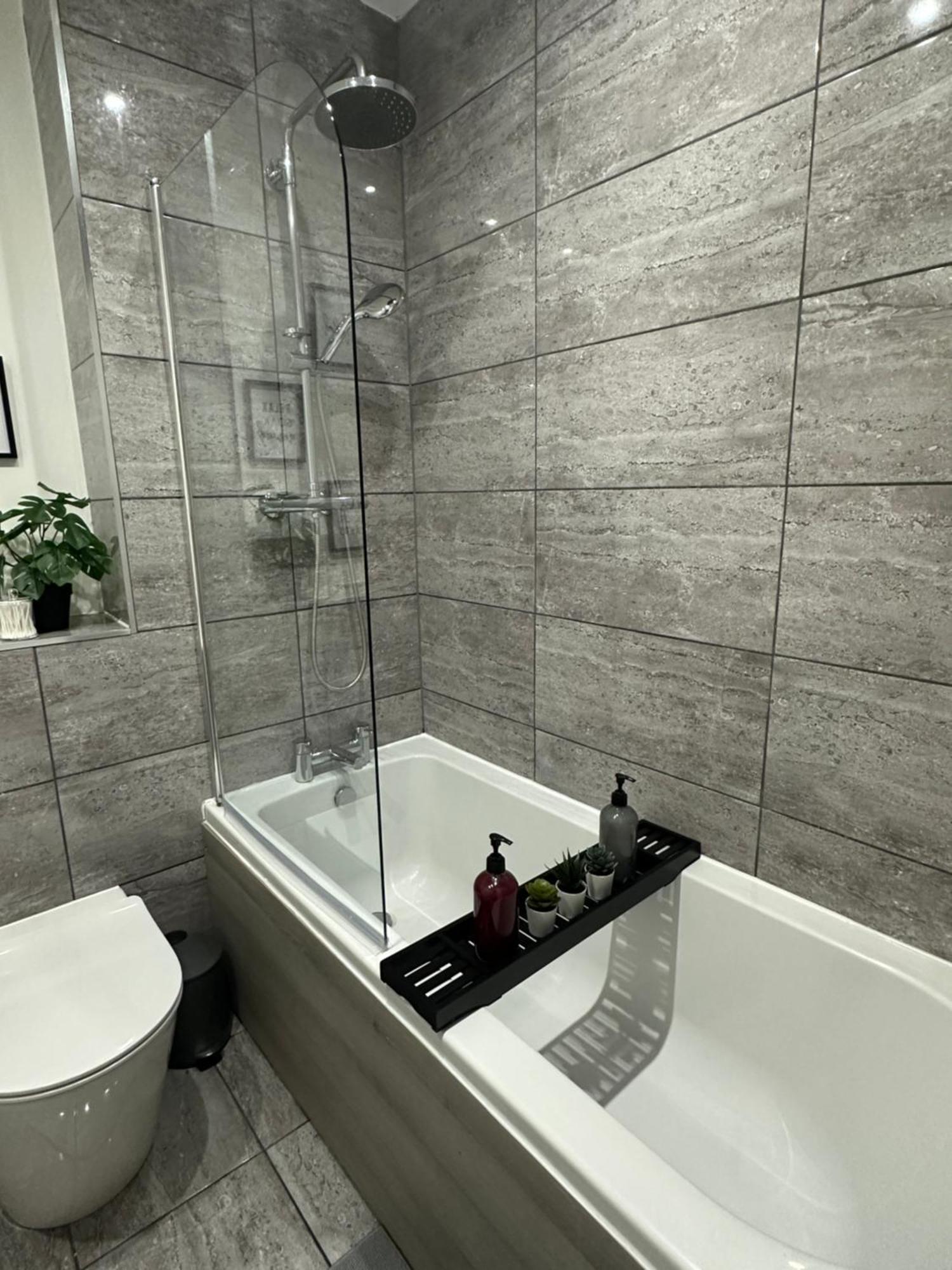 Retro Suite A Luxury Apartment With King Size Bed Wii Games And Entertainment Leicester Bagian luar foto