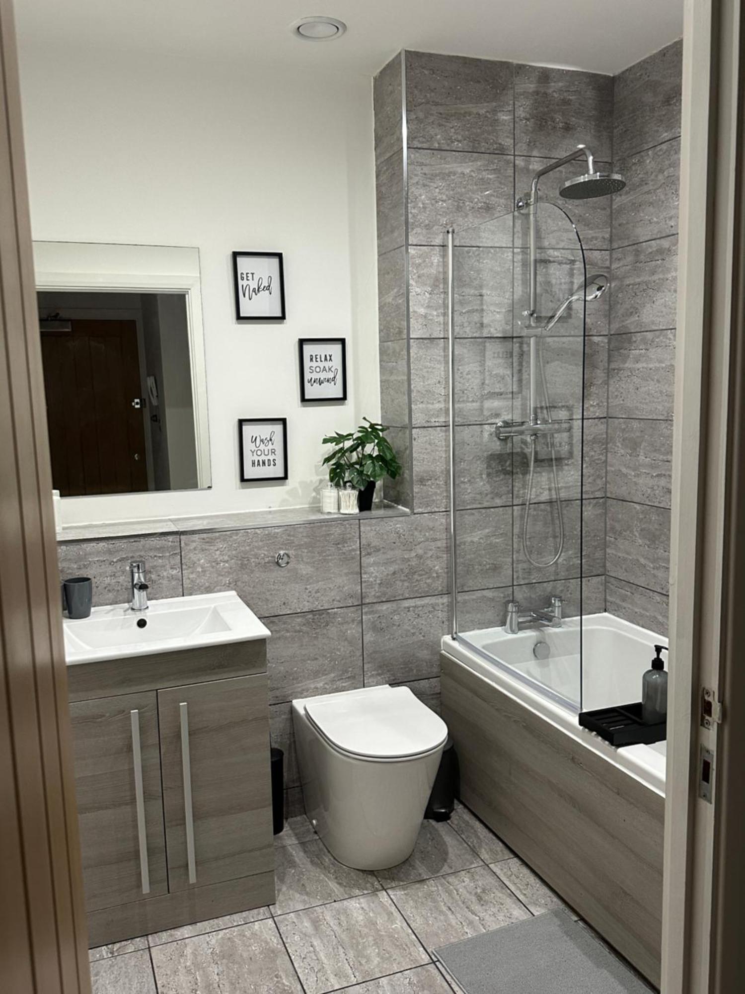 Retro Suite A Luxury Apartment With King Size Bed Wii Games And Entertainment Leicester Bagian luar foto